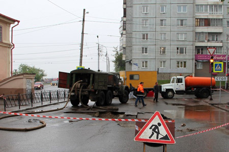 Асфальт провалился на проезжей части в центре Красноярска 