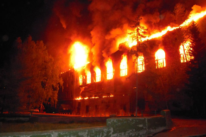 Один из корпусов бывшей «Сибирской ярмарки» горел ночью в Новосибирске (фото)