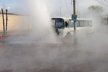 Автобус в Красноярске заехал в яму с горячей водой, девять человек пострадали
