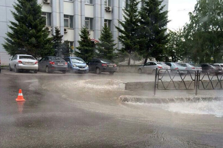 Фонтан горячей воды затопил улицу в Красноярске 