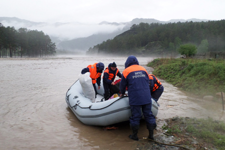 Из-за разлива рек на Алтае погибли шесть человек, разрушены дороги и мосты (фото)