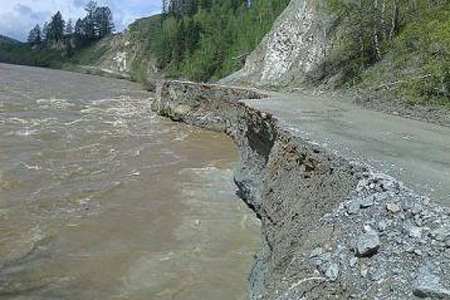 Река размыла дорогу к 29 населенным пунктам Республики Алтай