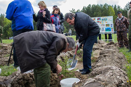 Владимир Городецкий и его министры завершили месячник посадки леса в Новосибирской области