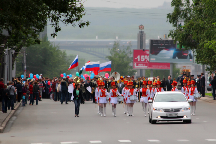 Новосибирцы поздравят друг друга с Днем России большим хороводом и SMS 