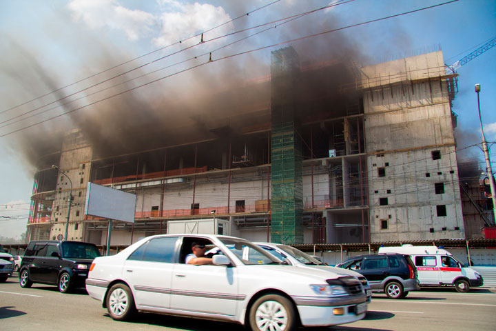 При пожаре в «Галерее Новосибирск» пострадали четыре человека (фото)