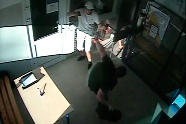 Видеокамеры записали, как грабитель застрелил инкассатора в томской «Ленте» и убежал с деньгами