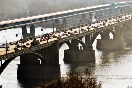 Большегрузам могут насовсем запретить движение по Октябрьскому мосту в Новосибирске