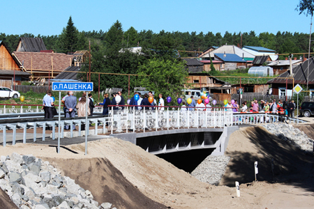 Первый в России автомобильный мост из космического полимера открыли под Новосибирском