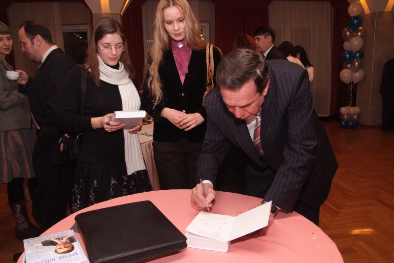 Врио новосибирского губернатора отнес документы для регистрации кандидатом