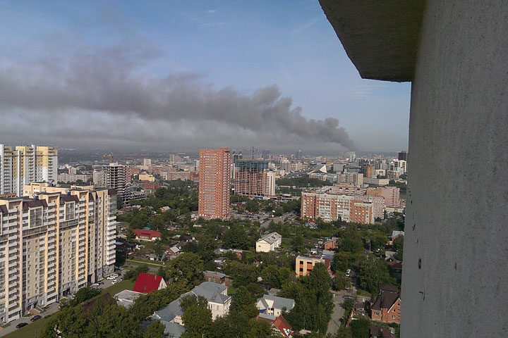 Крупный пожар произошел в Новосибирске на улице Сухарной (фото)
