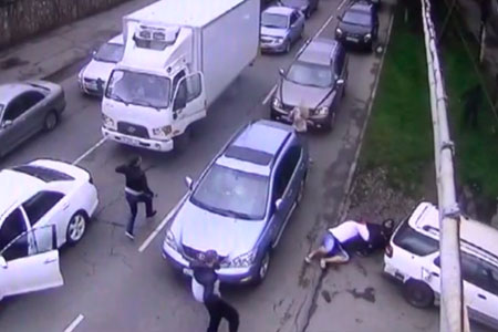 Жители Красноярска сами задержали грабителя, напавшего на девушку в центре города (видео)