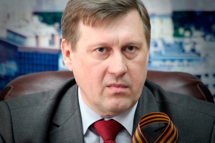 Мэр Новосибирска получил от министра обороны РФ медаль «За возвращение Крыма»