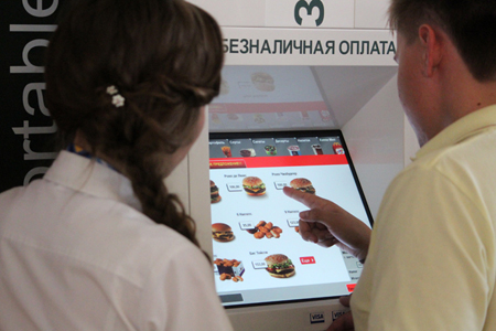 Роспотребнадзор начал проверку McDonald’s в новосибирском ТРЦ «Аура»