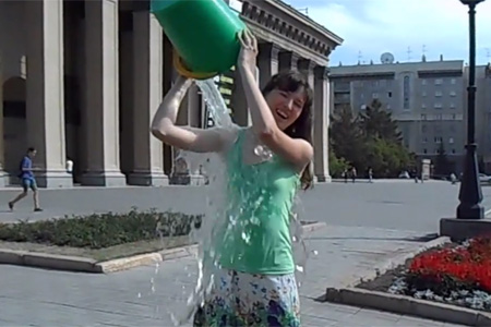 Новосибирская активистка предложила вице-мэру Старикову облиться ледяной водой в помощь музыканту Костюшкину