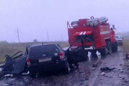 Два человека погибли, пять пострадали при столкновении машины с автобусом в Красноярском крае