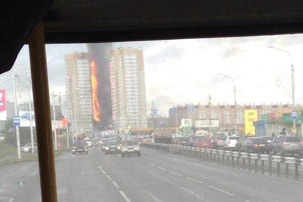 25-этажный дом загорелся в Красноярске (фото)