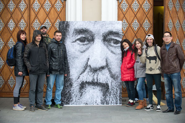 Жители Улан-Удэ собрали из 7000 бумажек портрет Александра Солженицына (видео)
