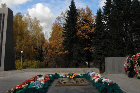 Студент поджег венки на мемориале в Горно-Алтайске 