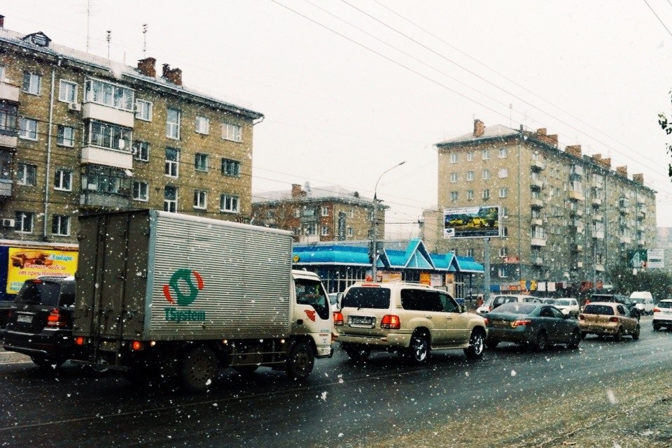 Новосибирск встал в девятибалльных пробках из-за снегопада 