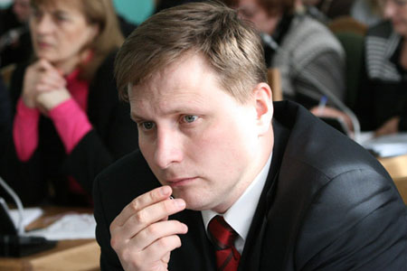 СК РФ завершил расследование дела бывшего омского депутата, обвиняемого в 86 эпизодах мошенничества