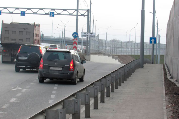 Новосибирские водители заезжают на Бугринский мост со второй попытки из-за дорожного указателя