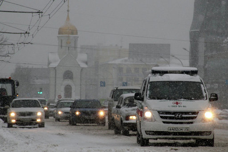 Власти пытаются справиться с последствиями снегопада в Новосибирске