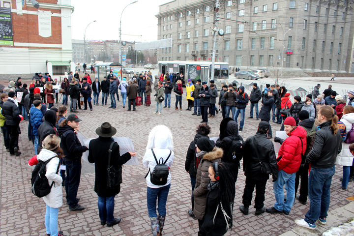 Новосибирцы вышли на улицу, протестуя против «православного террора»