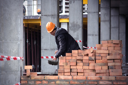 Снизились зарплаты учителей и строителей в Новосибирской области