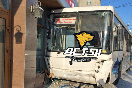 Пассажирский автобус врезался в жилой дом в центре Новосибирска