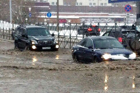 Три улицы Новосибирска подтоплены из-за коммунальной аварии