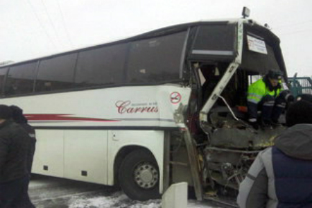 Двенадцать человек пострадали при столкновении автобуса и поезда в Красноярском крае