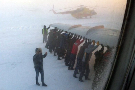 Пассажирам пришлось самим толкать самолет, примерзший к покрытию аэродрома Игарки 