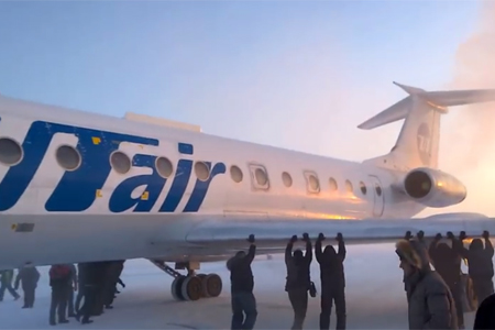 Прокуратура проверит пассажиров, толкавших замерзший самолет в Игарке 