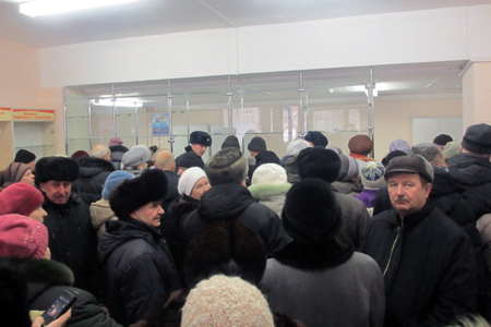 Жители Бердска разбили витрину аптеки в очереди за льготными лекарствами
