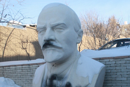 Памятник Ленину в Новосибирске исписан свастикой и символами батальона «Азов»