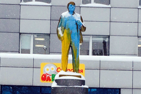 Неизвестные написали «Слава Украине» на памятнике Ленину в Новосибирске