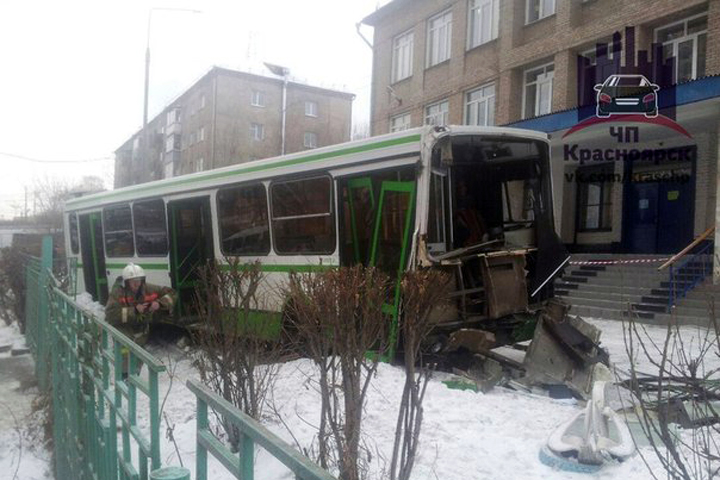 Пассажирский  автобус протаранил забор красноярской школы (фото)