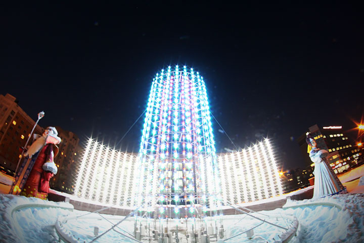 Запущен самый большой в Сибири зимний цветной фонтан (фото)