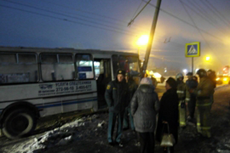 Автобус врезался в опору ЛЭП в Красноярске, пострадали шесть человек 