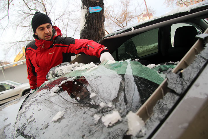 Снежная глыба с крыши проломила стекло машине в Новосибирске