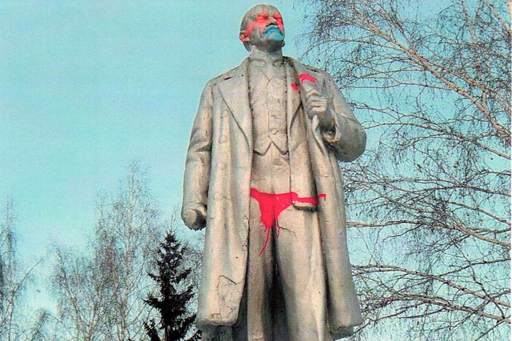 Неизвестные нарисовали розовые трусы памятнику Ленина в Новосибирске