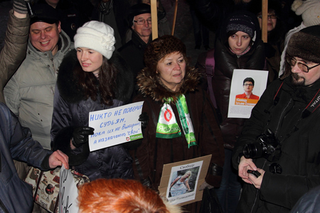 Тридцать человек вышли на защиту братьев Навальных в Новосибирске