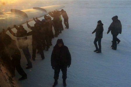 Уволены несколько работников аэропорта Игарки, где пассажиры толкали самолет