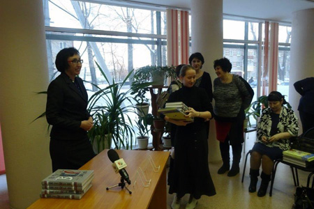 «РусГидро» подарило книги новосибирским библиотекам 