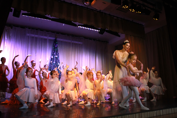 Балетная школа Анны Жаровой показала сиротам благотворительный спектакль