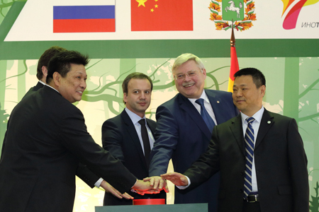 Китайцы открыли завод по производству шпона в Томской области