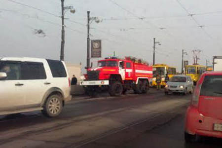 Маршрутка столкнулась с грузовиком в Иркутске, образовалась пробка