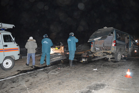 Четверо погибли, 16 пострадали при столкновении микроавтобуса с автомобилем под Иркутском