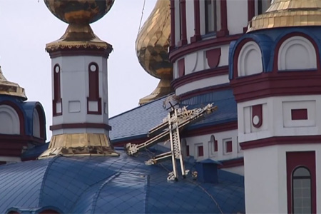 Шквалистый ветер в Сибири снес светофоры, сломал деревья и сорвал крест с храма