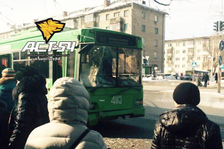 Два троллейбуса столкнулись на остановке в Новосибирске, пострадала пассажирка 